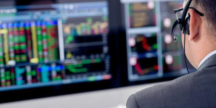 Un homme devant les marchés financiers