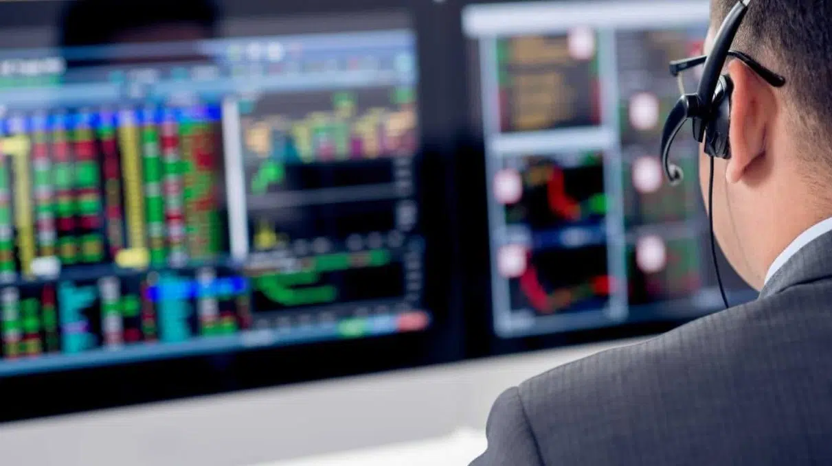 Un homme devant les marchés financiers