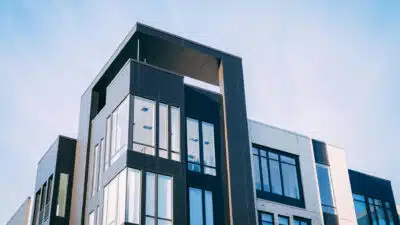 Comment choisir entre acheter ou louer un appartement neuf à Rennes ?