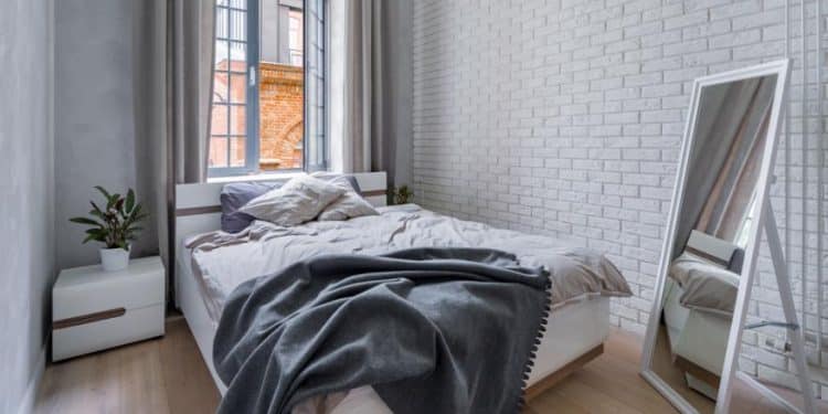 un miroir dans une chambre